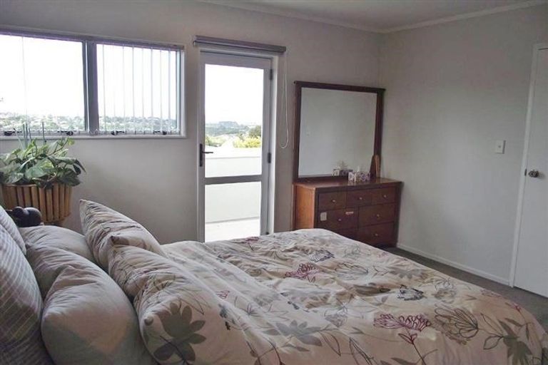 Photo of property in 10 Mcclintock Road, Massey, Auckland, 0614