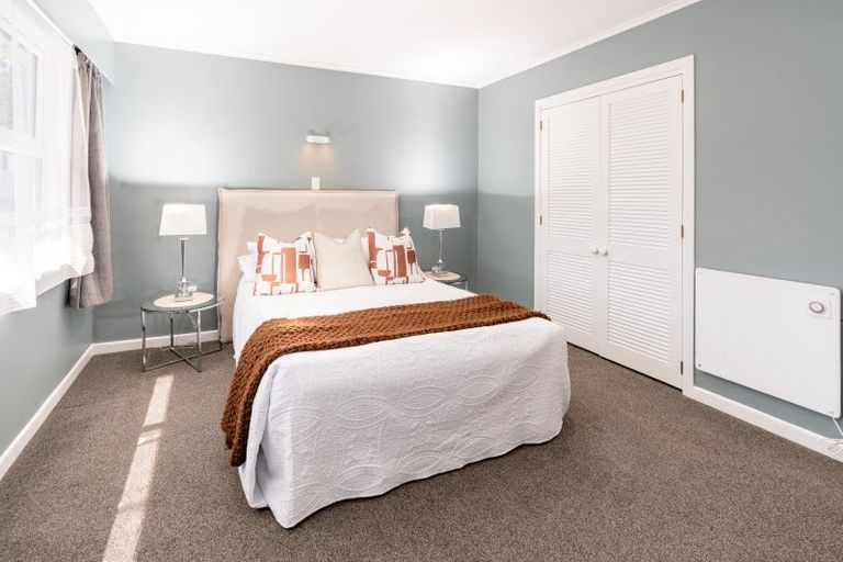 Photo of property in 16 Omega Street, Newlands, Wellington, 6037