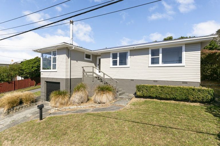 Photo of property in 15 Kahikatea Grove, Paparangi, Wellington, 6037