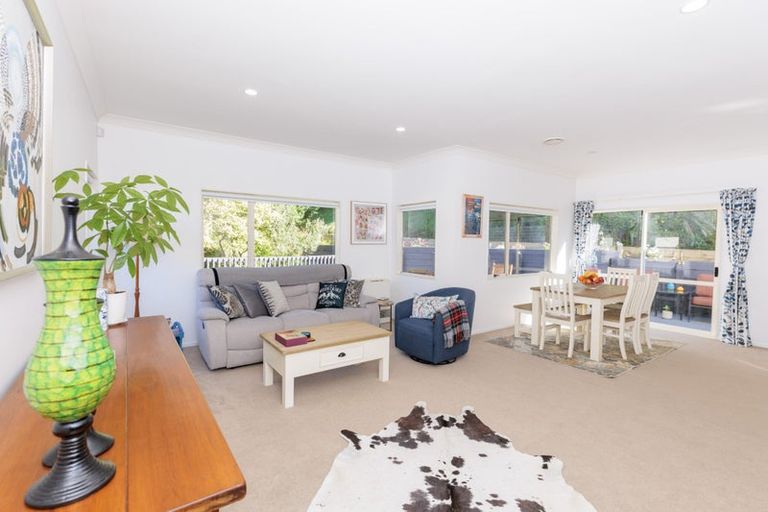 Photo of property in 6 Chippenham Grove, Churton Park, Wellington, 6037