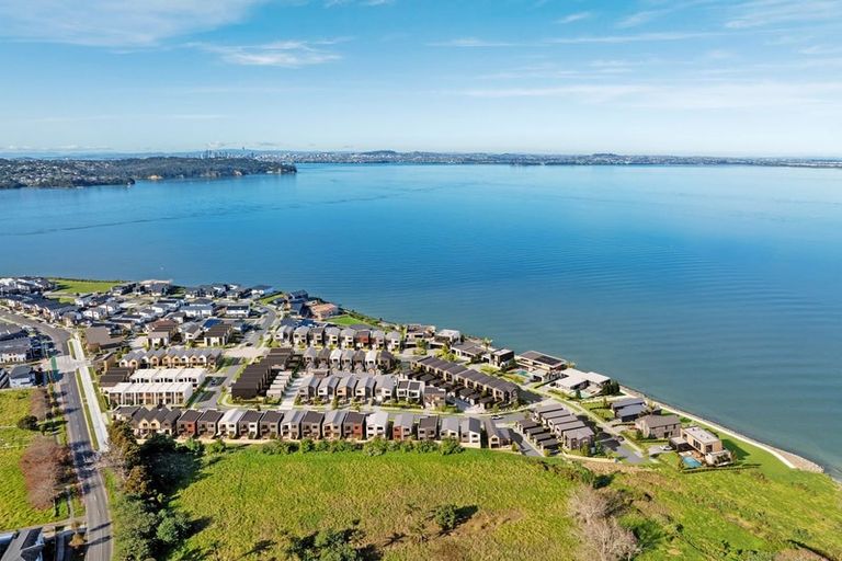 Photo of property in 25 Harbourside Parade, Hobsonville, 0616