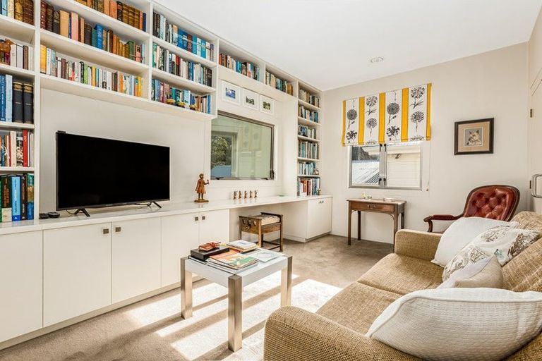 Photo of property in 6 Wesley Road, Kelburn, Wellington, 6012