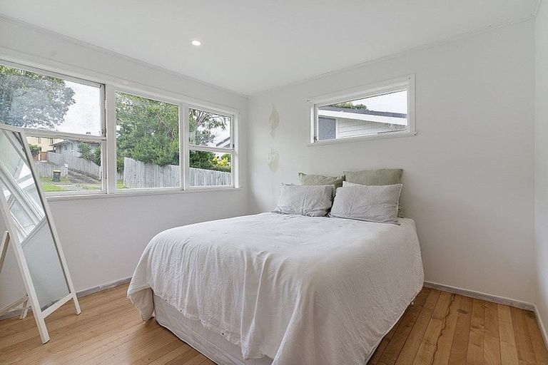 Photo of property in 24 Gill Avenue, Te Atatu Peninsula, Auckland, 0610