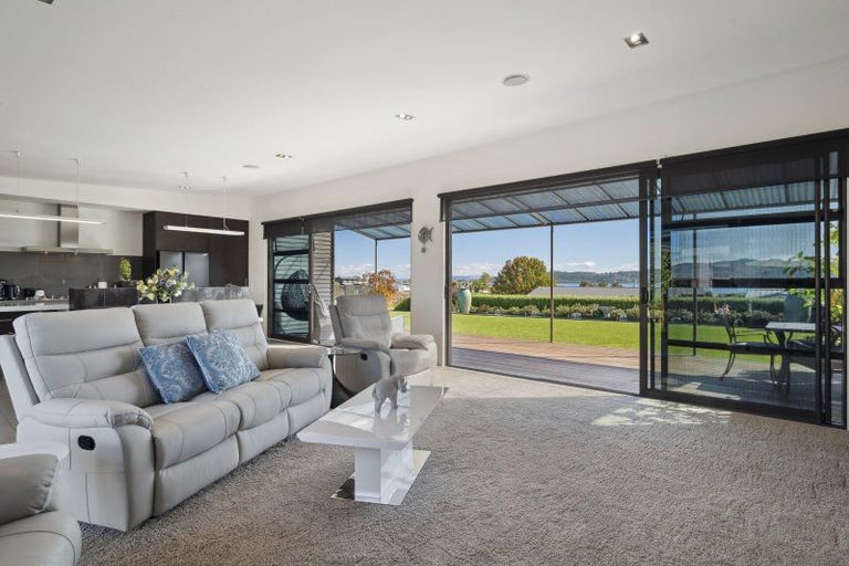 Photo of property in 9 Pukenamu Road, Rainbow Point, Taupo, 3330