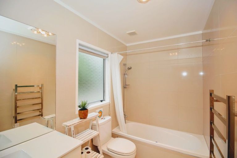 Photo of property in 2/12 Sherwood Avenue, Te Atatu South, Auckland, 0610