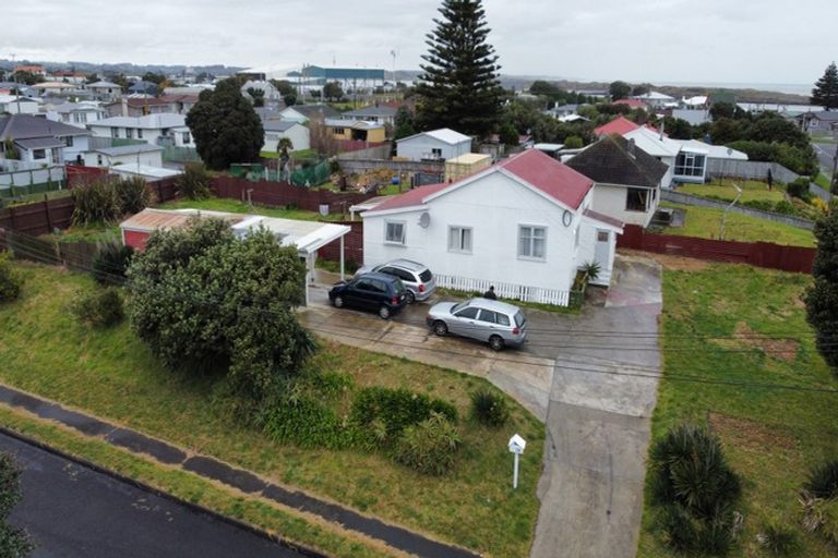 Photo of property in 16 Egmont Street, Castlecliff, Whanganui, 4501