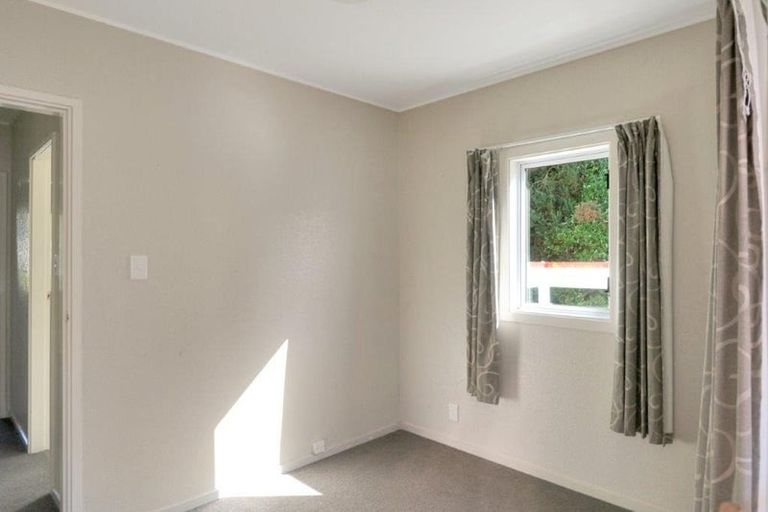Photo of property in 39 Thurleigh Grove, Karori, Wellington, 6012