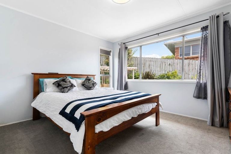 Photo of property in 52 Ayton Drive, Totara Vale, Auckland, 0629