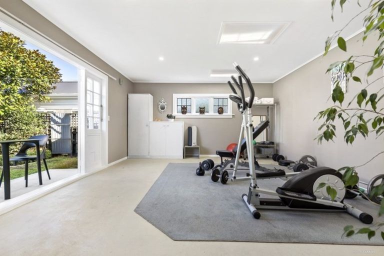 Photo of property in 242 The Parade, Island Bay, Wellington, 6023