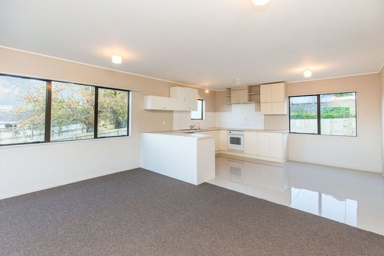 Photo of property in 1/21 Lowtherhurst Road, Massey, Auckland, 0614