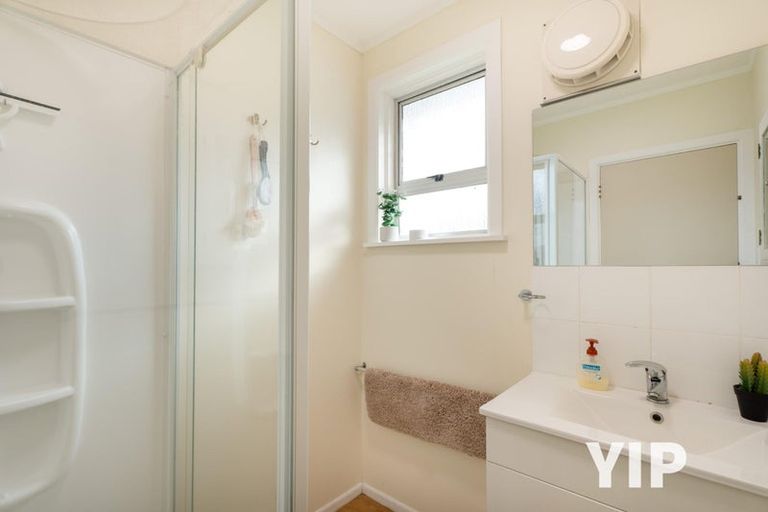 Photo of property in 62 Ruskin Road, Newlands, Wellington, 6037