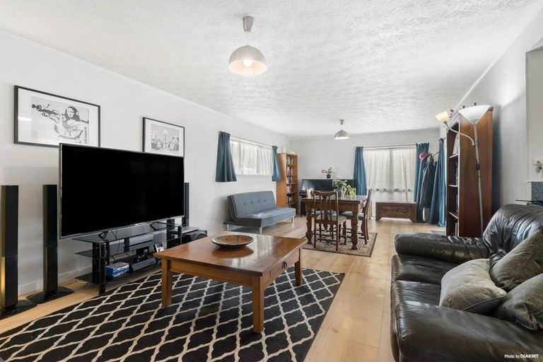 Photo of property in 37 Athena Drive, Totara Vale, Auckland, 0629