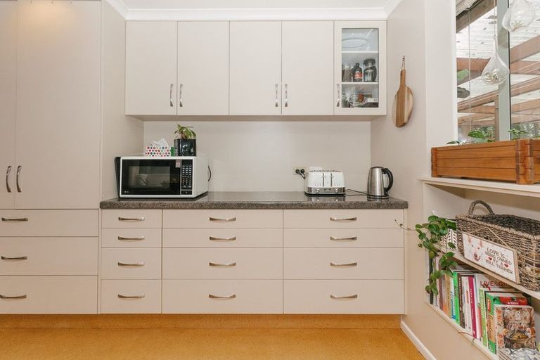 Photo of property in 8a Williams Terrace, Fitzherbert, Palmerston North, 4410