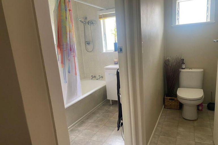 Photo of property in 1/35 Kaipatiki Road, Glenfield, Auckland, 0629