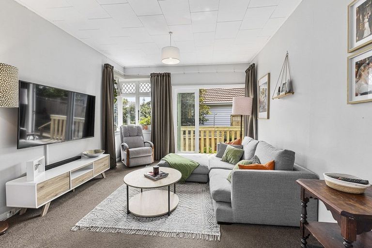 Photo of property in 11 Creswick Terrace, Northland, Wellington, 6012