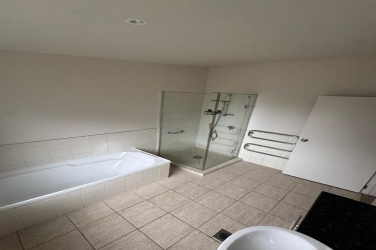 Photo of property in 8a Glenfield Road, Birkenhead, Auckland, 0626