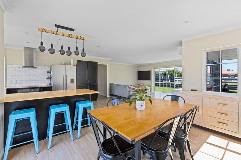 Photo of property in 33 Maygrove Drive, Orewa, 0931