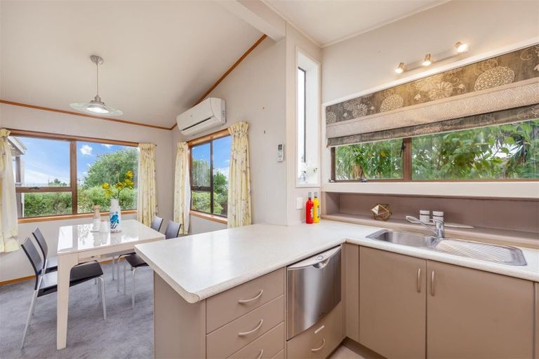 Photo of property in 1/48 Lemnos Place, Titirangi, Auckland, 0604