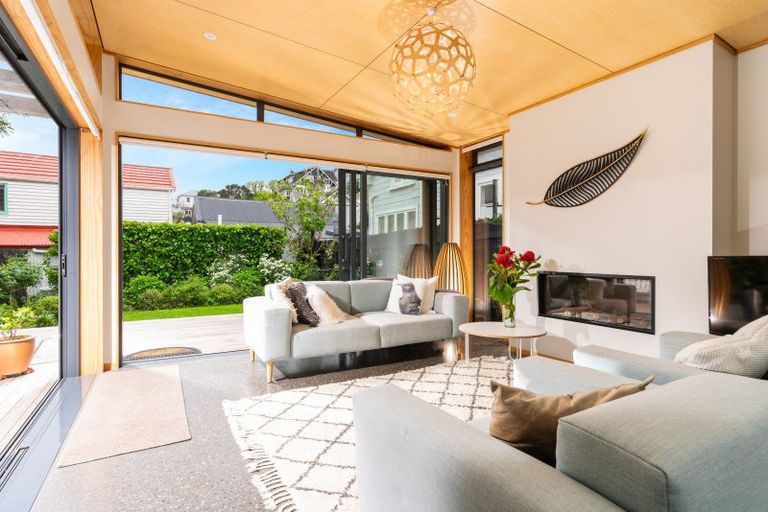 Photo of property in 35 Queen Street, Mount Victoria, Wellington, 6011