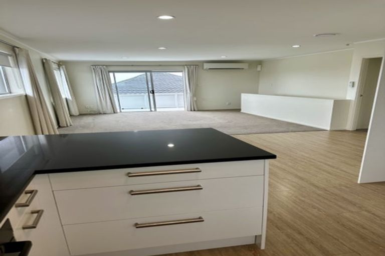 Photo of property in 2/51 Shanaway Rise, Hillcrest, Auckland, 0627