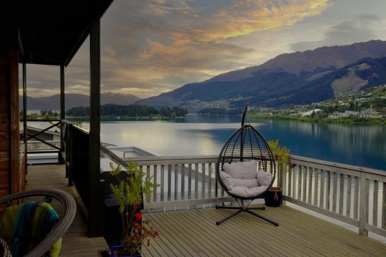 Photo of property in 5 Mincher Road, Kelvin Heights, Queenstown, 9300