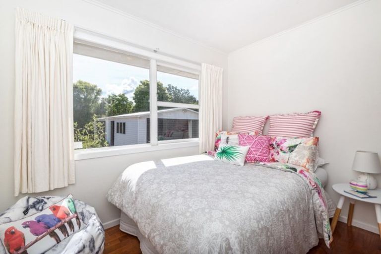 Photo of property in 6 Gill Avenue, Te Atatu Peninsula, Auckland, 0610