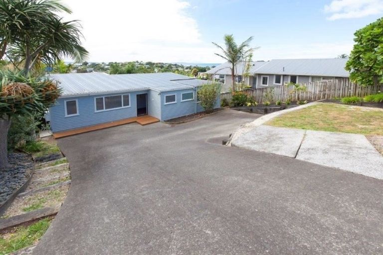 Photo of property in 5 Hiwi Crescent, Stanmore Bay, Whangaparaoa, 0932
