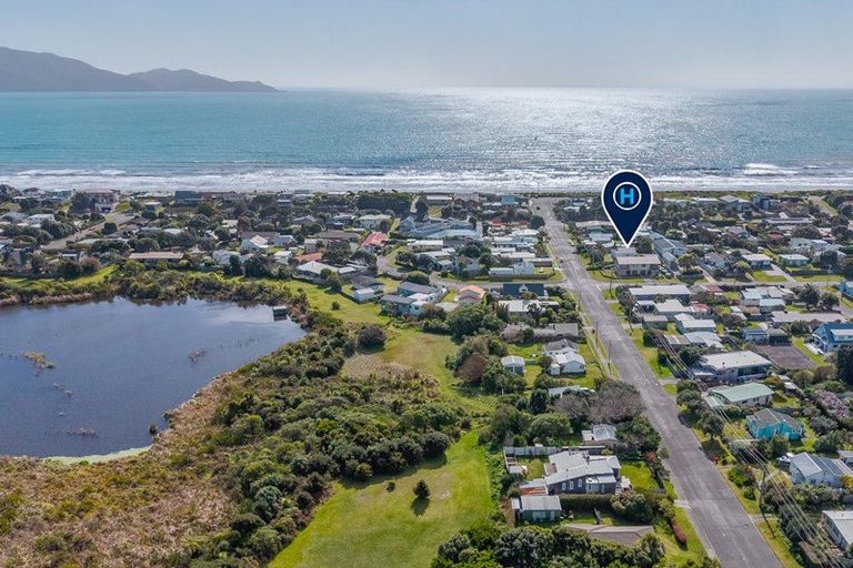 Photo of property in 13 Waimea Road, Waikanae Beach, Waikanae, 5036