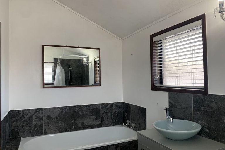 Photo of property in 16 Frank Evans Place, Henderson, Auckland, 0610