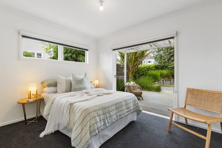 Photo of property in 11 Woodside Avenue, Northcote, Auckland, 0627